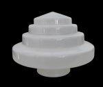 ART DÉCO - Cúpula em vidro opalino translúcido, em elegante desenho escalonado de estilo Art Déco, própria para luminária ou plafon. Peça em bom estado de conservação, com discretos sinais do tempo. Medidas: 18 cm de altura x 22 cm de diâmetro.