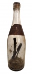 ANO 1882 - Garrafa de vidro antiga contendo itens da crucificação sendo cruz e escada de madeira e lança de metal com rolha original e inscrição manuscrita em papel, datada de 1882. Peça de caráter artesanal e colecionável, preservando pátina e marcas do tempo. Medidas: 27 cm de altura.