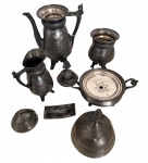 Serviço antigo para café/chá em estanho/pilter composto por cafeteira, leiteira, açucareiro com tampa, manteigueira/queijeira com tampa, suporte aquecedor e marcador de cartas. Peças com rica decoração em relevo e pés ornamentados. Conjunto com sinais naturais do tempo, perdas, tampa solta do bule. No estado. Maior peça: 30 cm de altura.