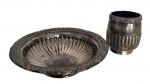 Par de peças em metal espessurado a prata E.P.N.S. (Electro Plated Nickel Silver), manufatura inglesa Pearce & Co., Plymouth, England, composto por centro de mesa e vaso/cachepô com decoração canelada e borda em relevo com motivos vegetalistas. Marcados na base. Maior mede 20 cm.