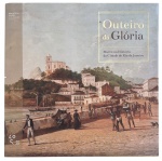 Livro Outeiro da Glória  Marco na História da Cidade do Rio de Janeiro, edição comemorativa ilustrada, capa dura, ricamente documentado com textos históricos, fotografias, gravuras e reproduções de obras de arte sobre a Igreja de Nossa Senhora da Glória do Outeiro e sua importância na formação do Rio de Janeiro. Exemplar de grande apuro editorial e excelente interesse para colecionadores de brasiliana e história carioca. Mede 30cm x 30cm.