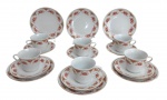 Jogo composto por 6 xícaras de chá com respectivos pires e 6 pratos para sobremesa em porcelana chinesa, decoração floral policromada com detalhes dourados e bordas filetadas. Base marcada Made in China. Em bom estado de conservação.