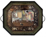 Bandeja antiga oitavada em madeira, com alças laterais em metal e decoração policromada sob vidro, representando cena de interior doméstico. Borda com acabamento marmorizado e pintura em tons de verde. Peça de caráter decorativo, ideal para coleção ou ambientação. Vidro no estado. Mede 43cm x 34cm.