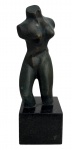 SUZANA LEVY (Rio de Janeiro, 1937 Idem 2023). Escultura em bronze cinzelado representando torso feminino estilizado, de linhas modernas e volumetria sintética, com pátina escura, sobre base em granito polido. Medida: 32 cm de altura.