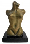 SUZANA LEVY (Rio de Janeiro, 19372023). Escultura em bronze dourado representando torso feminino estilizado, assinada, sobre base em mármore negro. Apresenta pátina natural e marcas compatíveis com o tempo. Assinada. Medidas: 18 x 11 cm.