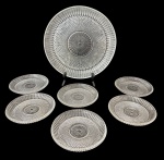 Conjunto para sobremesa em cristal translúcido prensado, composto por 1 prato de servir e 6 pratos menores de sobremesa, com decoração geométrica em relevo. Peças elegantes, ideais para servir ou compor mesa posta. Medida: maior com 28 cm de diâmetro.