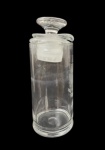 Frasco e ou garrafa para suco em cristal translúcido, de formato cilíndrico, decorado com gravações florais em baixo-relevo e tampa lapidada com rolha esmerilhada para coar. Medidas: 23 cm de altura.