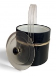 Balde para gelo vintage, em material sintético preto, com tampa e alça translúcidas e friso metálico dourado. Peça de design característico da década de 1970, ideal para bar ou decoração. Desgaste do tempo. Medidas: 19 x 18 cm.