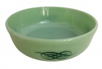 FRANÇA - Travessa redonda Arcopal, em opalina verde, modelo para forno, decorada com filete em arabescos. Peça de fabricação francesa, própria para forno e mesa. Apresenta sinais compatíveis com o uso. Medidas: 23 cm de diâmetro.