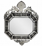 VENEZA - Espelho veneziano de parede, em cristal bisotado com rica decoração floral gravada e aplicações ornamentais recortadas, de elegante composição octogonal. Virada do século. Peça decorativa de grande impacto visual. Parte traseira de madeira. Medidas: 77 x 102 cm.
