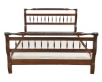 BRASIL SÉC. XIX. Cama de casal em jacarandá estilo "D. Maria I Brasil-Séc. XX. Cabeceira e peseira vazados com elementos torneados emoldurados com travessas estriadas. Parte superior arqueada para fora decorada com torneados espiralados. Pernas retas. Estrado de madeira torneada e molas. Mede 91 cm altura x 150 largura x 215 cm comprimento.