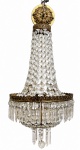 Palaciano lustre de teto de estilo francês para quatro lâmpadas com estrutura em metal dourado, ricamente adornado com cristais lapidados em diamantes e pingentes prismáticos. Estrutura em formato cônico com acabamento clássico, destacando refinado trabalho ornamental e belo efeito luminoso decorativo. Peça de grande imponência e charme atemporal. Mede 105 cm a contar com a corrente e 36 cm diâmetro.