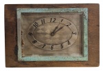 ART DECO - Relógio despertador de mesa, caixa retangular em madeira, mostrador metálico com decoração geométrica gravada, visor em denso cristal bisotado e mecanismo de corda com regulagem traseira. Apresenta sinais compatíveis com o tempo, oxidação e pátina natural.Funcionamento desconhecido. Medidas: 13  9 cm.