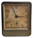 ART DECO - Relógio de mesa ANSONIA, caixa metálica, mostrador com algarismos arábicos em estilo Art Déco, mecanismo de corda com pequeno mostrador auxiliar de alarme. Apresenta marcas do tempo e desgaste compatíveis com a idade. Funcionamento desconhecido. Medidas: 13,5  11,5 cm.