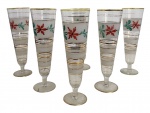 VENEZA - Conjunto com 6 taças em cristal veneziano translúcido, decoração manual policromada com flores esmaltadas em vermelho e verde, faixas foscas e filetes dourados. Peças de elegante estilo europeu, ideais para espumante ou coquetéis. Apresentam sinais compatíveis com o uso e a idade. Medidas: 23 cm de altura.