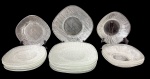 Conjunto com 16 peças em vidro translúcido moldado, composto por pratos rasos, pratos fundos e pratos de sobremesa, com decoração em relevo de linhas onduladas. Maior peça medindo 23 cm de diâmetro. Conjunto elegante, ideal para uso ou composição de mesa posta. Estado de conservação compatível com o uso.