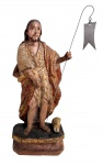 MINAS SÉC. XVIII/XIX São João Batista  Imagem sacra em madeira entalhada e policromada, com ricos detalhes em douração, representando o santo com o cordeiro e estandarte. Trabalho de tradição luso-brasileira, provavelmente dos séculos XVIII/XIX, apresentando desgastes e perdas compatíveis com a antiguidade. Medida: 23 cm de altura.