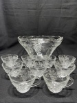 Poncheira com 9 canecas em vidro moldado. Medindo o bowl 31cm x 16cm de altura, xícara 9cm x 5,5cm de altura.