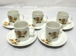 Jogo de 5 xícaras de café em porcelana Steatita floral com friso ouro. Medindo 5cm x 5,5cm de altura.