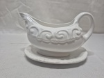 Linda molheira com presentuir em cerâmica vitrificada branca trabalhada com relevos. Medindo 19cm x 11cm x 11cm de altura.