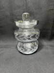 Compoteira em demicristal ricamente lapidado. Medindo 11cm x 15cm de altura. Com leve bicado na tampa.