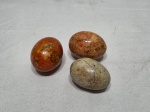 Lote de 3 ovos decorativos em pedra. Medindo aproximadamente 5,5cm de comprimento.