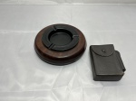 Lote de cinzeiro em metal com suporte em madeira e estojo para maço de cigarro e isqueiro em couro. Medindo o cinzeiro 16cm x 3,5cm de altura.