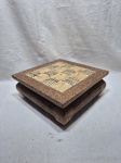 Peanha quadrada em madeira com fundo em osso. Medidas: 30,5cm x 30,5cm x 12cm de altura.