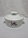 Sopeira redonda com 2 alças e tampa em porcelana Renner Medaillon. Medindo 21cm x 8cm de altura.