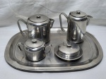 Jogo de servir chá, café com 5 peças em aço inox. Medindo a bandeja 43,5cm x 33,5cm.