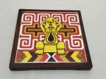 Descanso de panela com fundo em azulejo de Fernando Lisboa, moldura em madeira. Medindo 17,5cm x 17,5cm. Restaurado