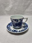 Antiga xícara de chá em porcelana polonesa OUD Delft, pintura azul e branco. Medindo a xícara 8cm x 8cm de altura e o pires 14,5cm de diâmetro.