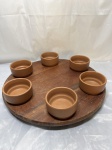 Prato giratório em madeira com 6 cumbucas em cerâmica. Medindo bowl 10,5cm x 5cm de altura, prato giratorio 44cm x 4cm de altura.