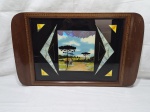 Bandeja retangular em madeira com fundo vidro vitrificado. Medindo 53cm x 33cm.