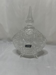 Linda e elegante compoteira em cristal ricamente lapidado, selado. Medindo 16cm x 11cm x 22cm de altura de altura.