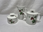 Renner Medaillon - Jogo de servir chá, café com 3 peças em porcelana floral, sendo bule, leiteira e açucareiro. Medindo a leiteira 17,5cm de altura, com leve bicado no bico.