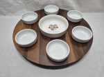 Bandeja giratória em madeira com bowl e 6 cumbucas em porcelana. Medindo 45cm x 6cm de altura.
