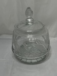 Linda e elegante compoteira redonda em demicristal ricamente lapidado com folhas. Medindo 12cm de boca x 15cm de altura.