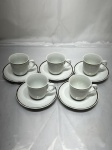 Jogo de 5 xícaras de café em porcelana Real com friso prata. Medindo 5,5cm x 5,5cm de altura.