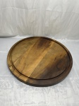 Tábua para cortes em madeira redonda. Medindo 48cm x 3,5cm de altura.