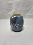 Jarra em porcelana para colecionador da antiga companhia aérea britânica BOAC (British Overseas Airways Corporation). Medindo 14cm de altura.