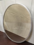 Espelho oval de parede com moldura em alumínio. Medindo 60cm x 50cm.