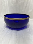 Fruteira redonda funda em vidro azul cobalto com borda em metal prateado. Medindo 20cm x 8,5cm de altura.