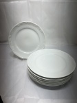 Jogo de 7 pratos de sobremesa em porcelana branca trabalhada com relevos. Medindo 19,5cm de diâmetro.