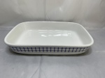 Travessa retangular em porcelana italiana com desenho quadriculado. Medindo 36cm x 25,5cm x 7cm de altura.