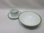 Lote de Travessa redonda funda e molheira em porcelana Renner Medaillon, friso verde e ouro. Medindo travessa 22cm x 6cm de altura, molheira 10,5cm x 8cm de altura. Peça com leves desgastes na cor.