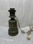 Antigo candeeiro / base de luminária em bronze trabalhado da renomada manufatura francesa Gagneau Frères (Paris, Rue Lafayette 115), com rica ornamentação em relevo de estilo neoclássico e pátina do tempo, eletrificado posteriormente. Medindo 14cm de base x 29,5cm de altura. Funcionando.