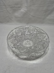 Centro de mesa, fruteira redonda em cristal ricamente lapidado. Medindo 25cm x 7,5cm de altura. Peça com bicados.
