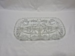 Petisqueira retangular com 3 divisões em vidro ricamente moldado. Medindo 30cm x 16,5cm x 4,5cm de altura.