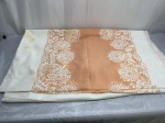 Toalha de mesa para banquetes em tecido leve apresenta um padrão floral decorativo em tons de laranja e branco. Medindo 360cm x 160cm. Um rasgo como demonstra fotos, com marcas de guardado.